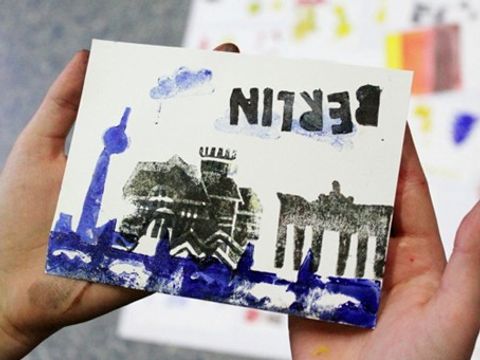 Hände halten gestempelte Berlin-Postkarte