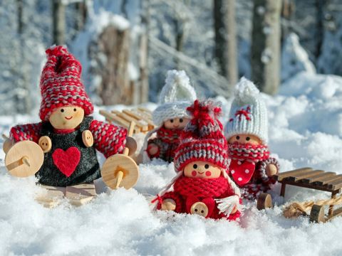 Weihnachtsdeko-Figuren in Kunstschnee