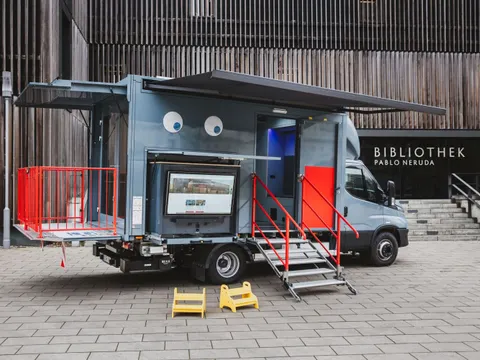 Das aufgebaute MedienpädagogikMobil steht vor der Bibliothek