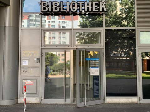 Eingang Anna-Seghers-Bibliothek