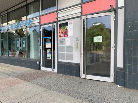 Eingang der Anton-Saefkow- Bibliothek