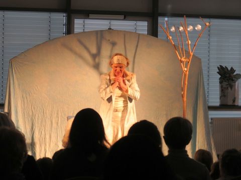Frau verkleidet als Schnellkönigin und Publikum
