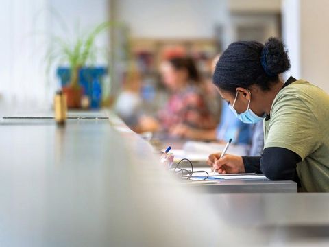 Frau an einem Arbeitsplatz in der Bibliothek
