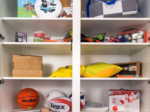 Spielgeräte in Schrank