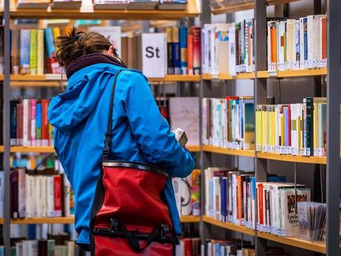 Frau vor Bücherregal