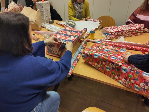 Geschenke werden verpackt