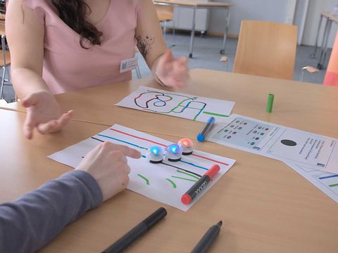 Auszubildende testen kleine Roboter