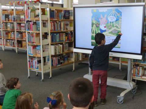 Kinder vor Smartboard