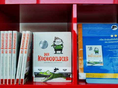 mehrere Ausgaben des Buches "Der Krokodildieb"