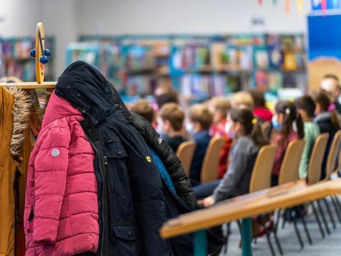 Sitzreihen mit Kindern und Jacken