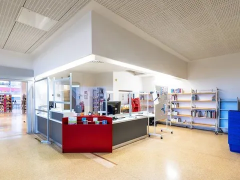 Theke und Regale in Bibliothek