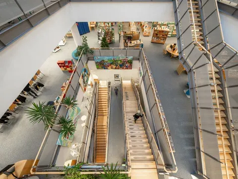 Treppen in Bibliothek von oberen Stockwerk gesehen