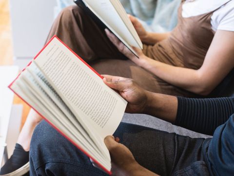 Zwei Menschen lesen Bücher