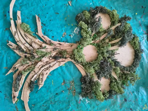 Die künstlerische Darstellung eines Baumes, gestaltet aus Korkresten und Moos