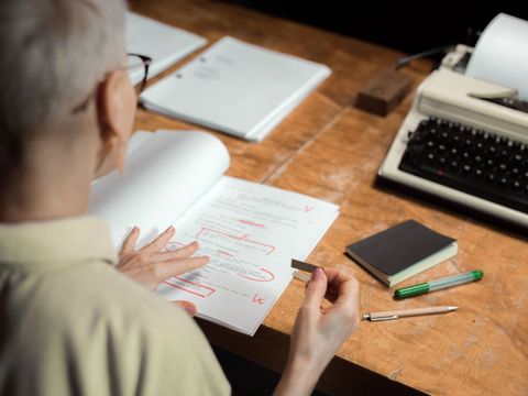 Frau schreibt Biografie