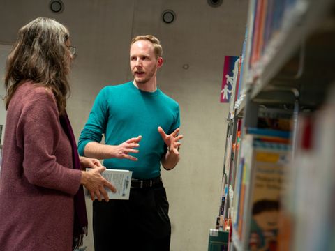 Ein Mitarbeiter der Bibliothek berät eine Nutzerin