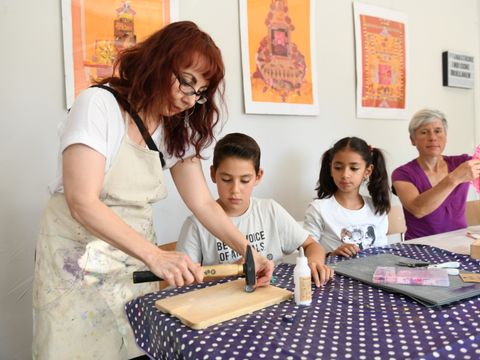 Eine leitet einen Kreativworkshop für Kinder