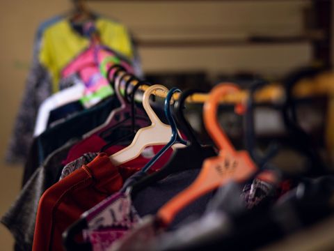 Kleider hängen auf einer Stange
