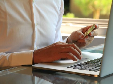 Mann möchte Gebühren online mit seiner Karte bezahlen