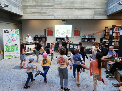 Kinder tanzen bei einem Konzert