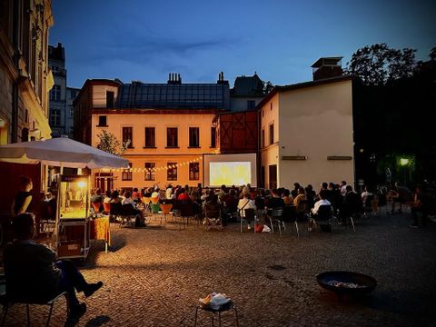 Filmabend im Hof der Bibliothek am Luisenbad