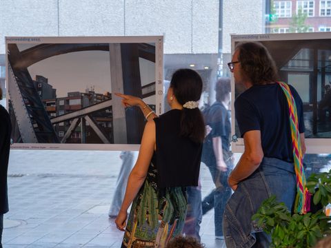 Menschen schauen eine Ausstellung an