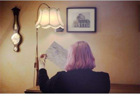 Frau sitzend im Escape Game