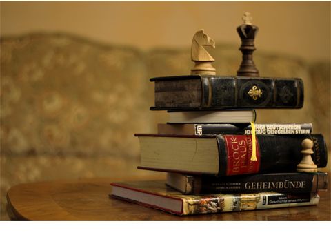 Bücherstapel mit Schachfiguren darauf