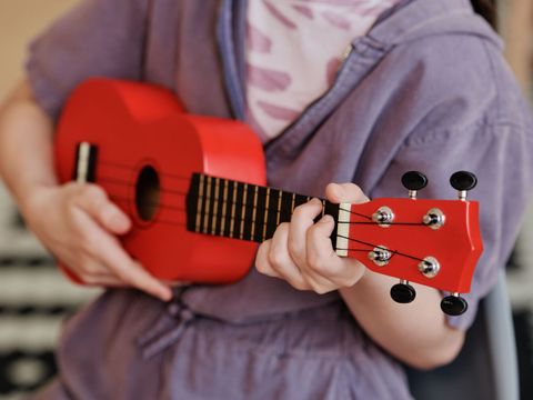 Ein Kind spielt Ukulele