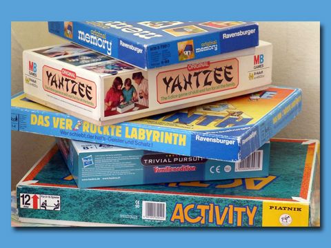 fünf klassische Spiele liegen übereinander gestapelt