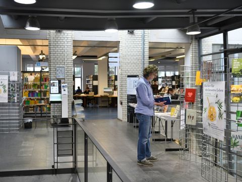 Ein Mann schaut sich eine Verlagspräsentation an
