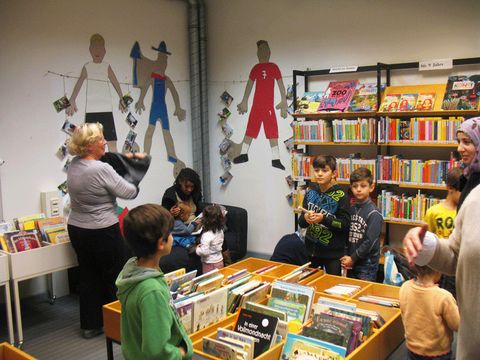 Blick in die Bibliothek Tiergarten Süd mit einer Kindergruppe