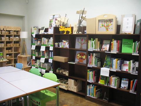 Blick auf die grüne Bibliothek