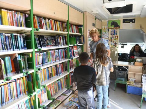 Bücherbus von Drinnen mit Bibliothekarin und zwei Kindern