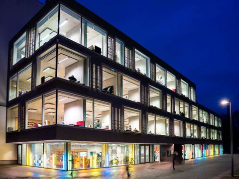 Die Schiller-Bibliothek bei Nacht