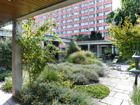 Lesegarten und Gebäude der Hansabibliothek