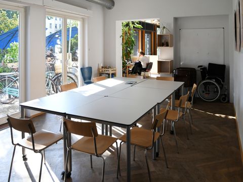 Der lichtdurchflutete Workshopraum der Bibliothek Tiergarten-Süd mit Tischen und Stühlen