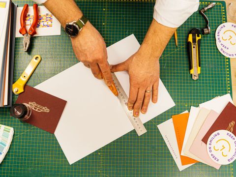 Lasercutterausdrucke und Papier auf einem Werktisch