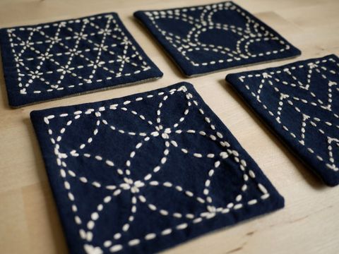 vier kleine Filzquadrate mit Sashiko und Boro benäht
