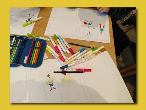 für den Workshop vorbereitete Blätter und Stifte liegen auf einem Tisch