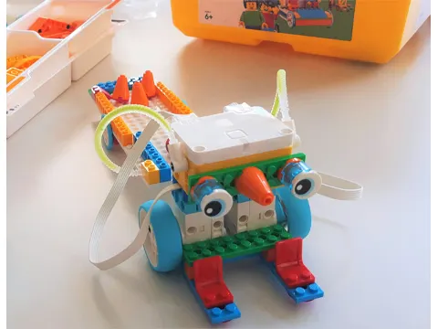 kleiner Lego-Roboter, der etwas aussieht, wie ein LKW mit Augen und Nase