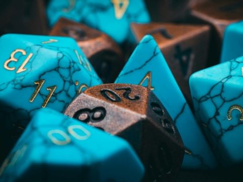 Blaue und braune Dungeons & Dragons Würfel
