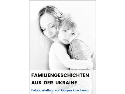 eine Frau hällt ein traurig blickendes Kind im Arm