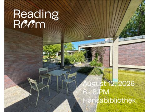 Blick in den Garten- / Lesebereich der Hansabilbiothek mit Schrift: Reading Room