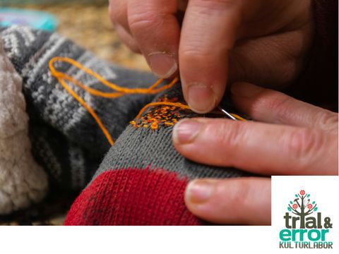 Foto mit Händen, die eine Socke stopfen und Logo trial & error Kulturlabor