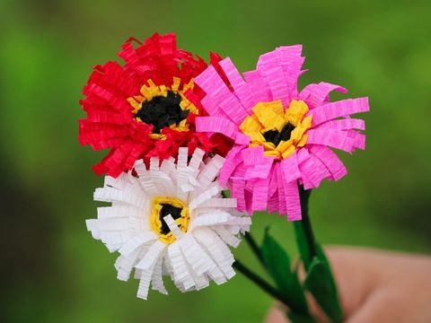 Workshop mit der Kinderkunstmagistrale in der Schiller-Bibliothek: Papierblumen