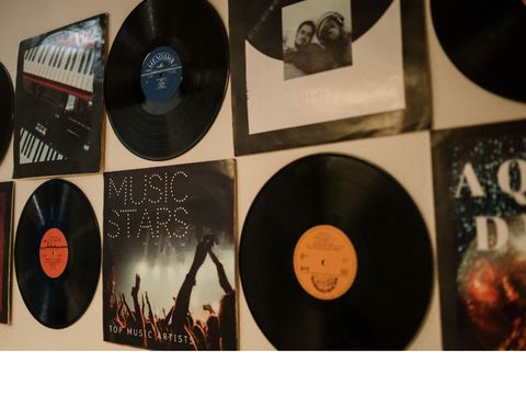 an einer Wand hängen im Wechsel Schallplatten und Schallplattencover