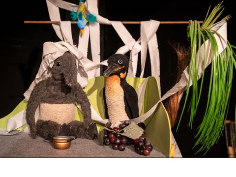 Zwei Plüschfiguren des Puppentheaters
