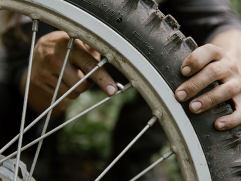Ein Reifen eines Fahrrads wird repariert