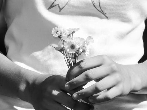 Eine Frau hält Blumen in der Hand